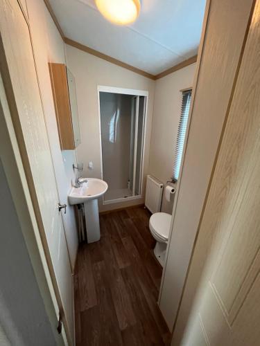 Baño pequeño con aseo y lavamanos en Cascade Lodge & Hot Tub, en Donegal