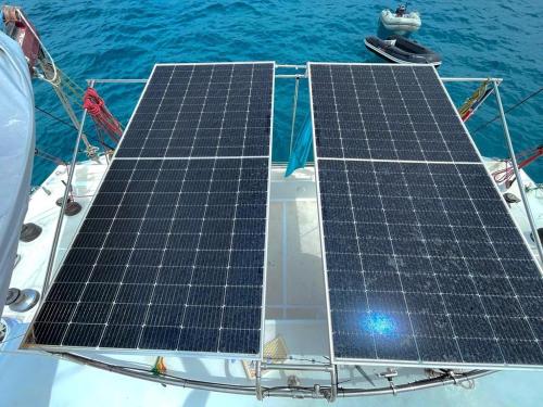 Catamarán Tagomago 50 في مدينة إيبيزا: ألواح شمسية على متن قارب في الماء