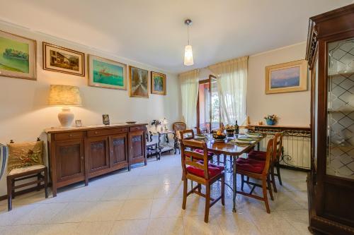 een keuken en eetkamer met een tafel en stoelen bij Casa Elisabetta 100m From Stresa Downto - Happy Rentals in Stresa