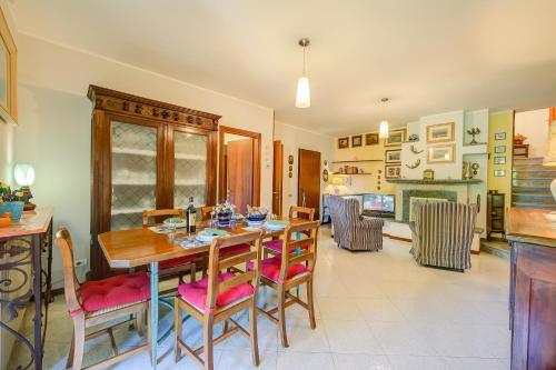 een eetkamer met een tafel en stoelen bij Casa Elisabetta 100m From Stresa Downto - Happy Rentals in Stresa