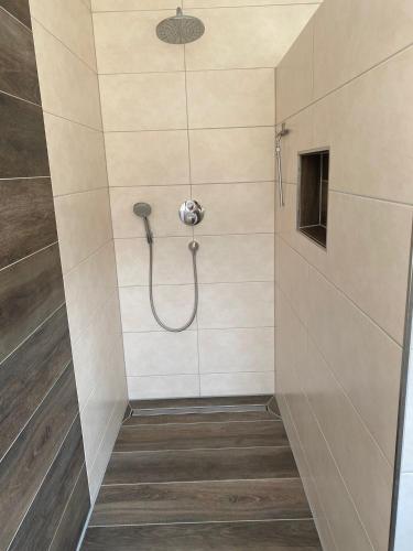 a shower with a hose in a bathroom at Ferienwohnung Halen Landkreis Cloppenburg in Halen