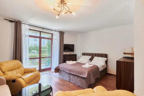 1 dormitorio con 1 cama, 1 sofá y 1 silla en Rosa Weneda by Baltic Home en Świnoujście