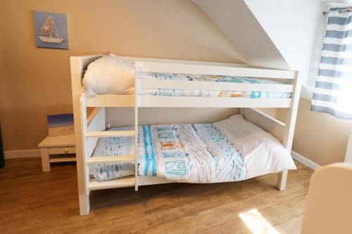 Двуетажно легло или двуетажни легла в стая в Maison au calme, proche plages, 10 personnes max