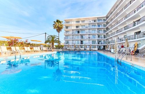 エス・カナにあるLeonardo Suites Hotel Ibiza Santa Eulaliaのホテル正面の大型スイミングプール
