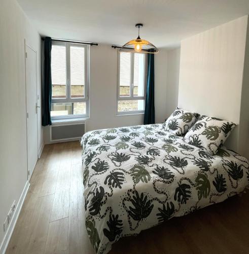 une chambre avec un lit et un canapé dans l'établissement Les 4 saisons Honfleur - Studio 1, à Honfleur