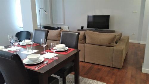 a living room with a table and a couch at Apartamento La Cava in Calahorra