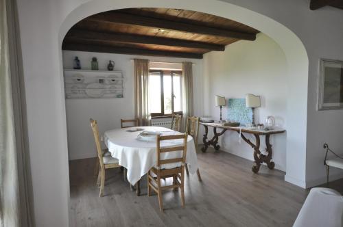 a dining room with a white table and chairs at B&B Casa Soresina in Offagna