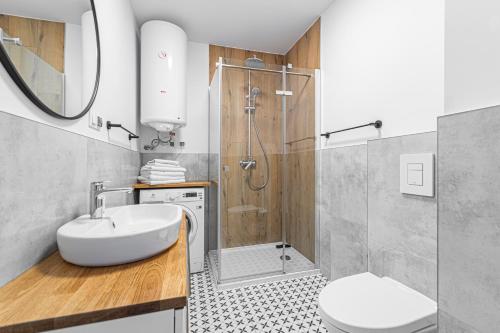 a bathroom with a sink and a shower at Apartments Lipova Stegna Park Coffee&Wi-Fi- 500 m do plaży in Stegna