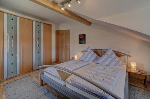 מיטה או מיטות בחדר ב-Ferienwohnung Madek 2
