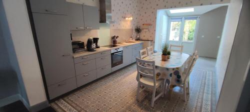 A kitchen or kitchenette at L'esperance 2