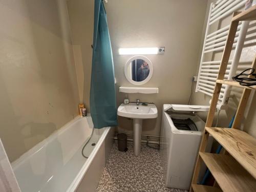 une salle de bain avec un lavabo, une baignoire et un miroir dans l'établissement Grand Sud, à La Salle Les Alpes