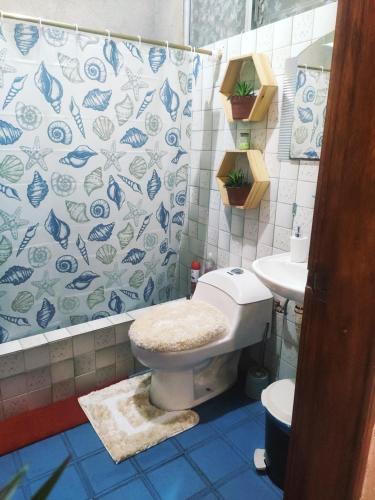 ein Bad mit einem WC und einem Waschbecken in der Unterkunft Irania House - Hermoso departamento con estilo diferente in Loja