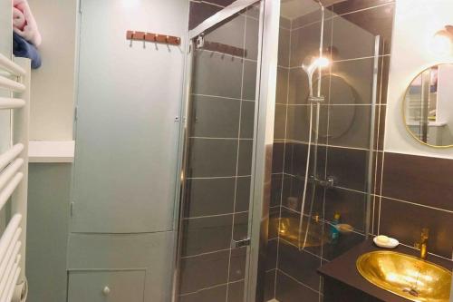 W łazience znajduje się prysznic i umywalka. w obiekcie Studio d'exception vue mer Accès plage w mieście La Rudelière