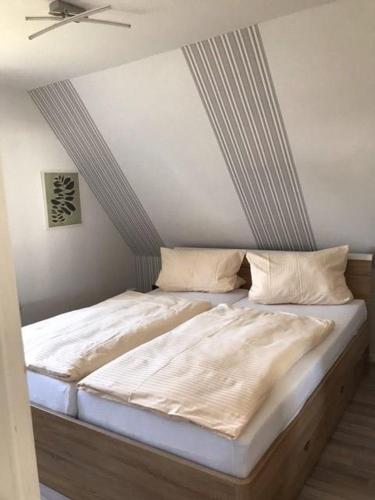 2 aparte bedden in een kamer met een plafond bij Kathrin, Ferienwohnung in Schneverdingen