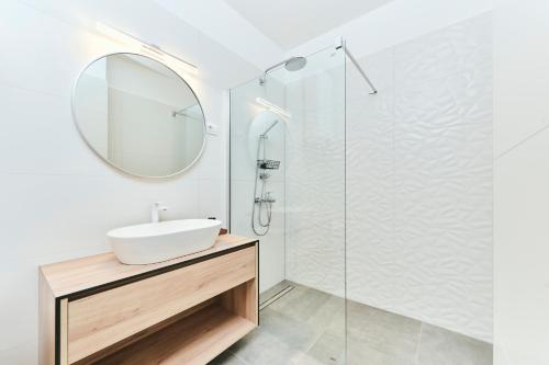 y baño con lavabo y espejo. en Apartments San Maris en Umag