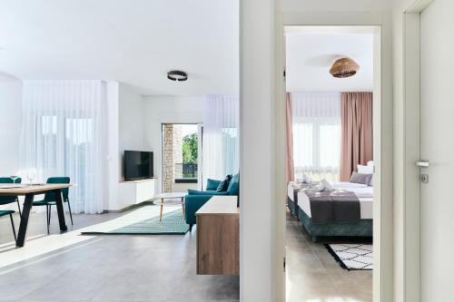 um quarto com uma cama e uma sala de estar em Apartments San Maris em Umag