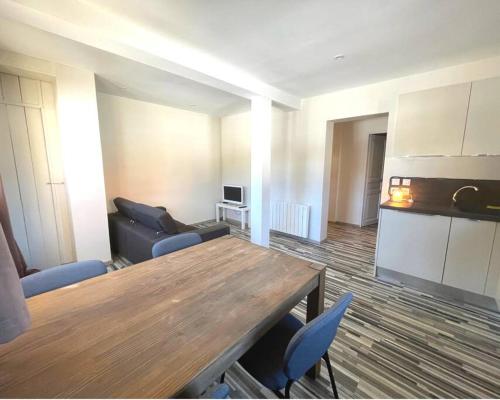 un salon avec une table et un canapé dans l'établissement Appartement à la montagne, à Lamoura