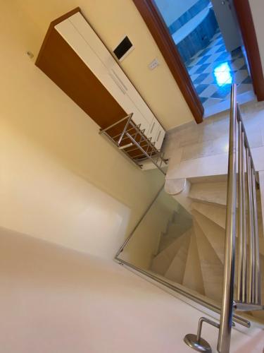 una escalera en un edificio con techo de cristal en Apartmani Agape, en Podstrana
