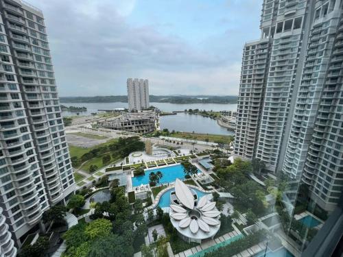 een luchtzicht op een stad met twee hoge gebouwen bij Teega Suites Puteri Harbour_5min Legoland #6Pax (16) in Nusajaya