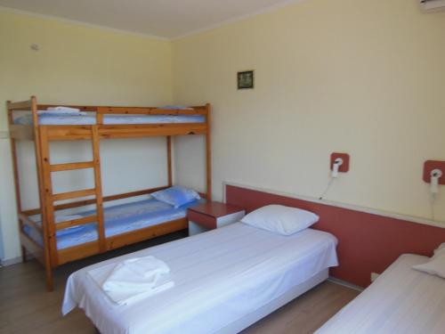 Tempat tidur susun dalam kamar di Hotel Ankor