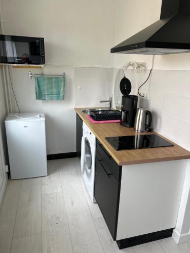 Il comprend une petite cuisine équipée d'une cuisinière et d'un lave-vaisselle. dans l'établissement Locplestin, à Plestin-les-Grèves