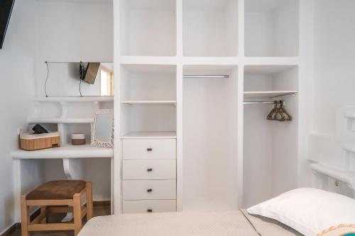 Una cama o camas en una habitación de Lareroom 3 Σπίτι μπροστά στη παραλία με μικρή πισίνα