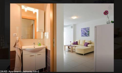 uma cozinha e uma sala de estar com um lavatório e uma casa de banho em Apartments Jadranka em Zadar