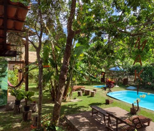 podwórko z basenem i drzewem w obiekcie Albacora Eco Residence w mieście Imbassai