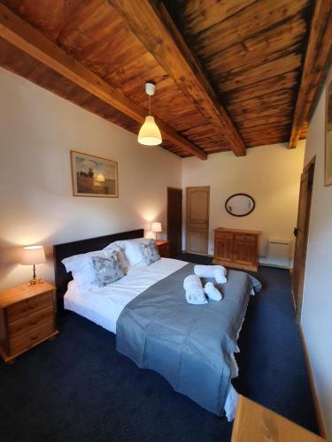 um quarto com uma cama grande e um tecto de madeira em Chalet Liberte em Saint-Jean-dʼAulps