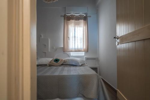 Una cama o camas en una habitación de Lareroom 3 Σπίτι μπροστά στη παραλία με μικρή πισίνα