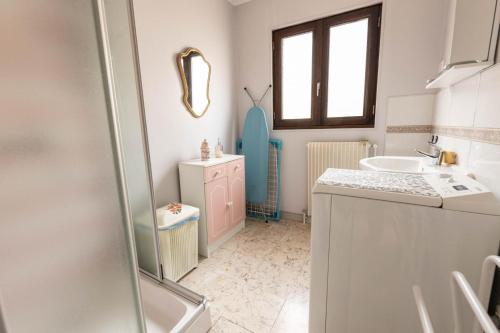 een badkamer met een wastafel, een toilet en een spiegel bij L'hermitage in Joigny-sur-Meuse