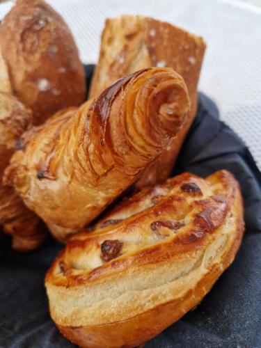 La Noyeraie Rocamadour في روكامادور: تكدس من المعجنات فوق صحن