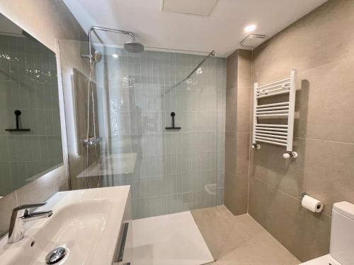 サガロにあるSa Concaのバスルーム(洗面台、ガラス張りのシャワー付)