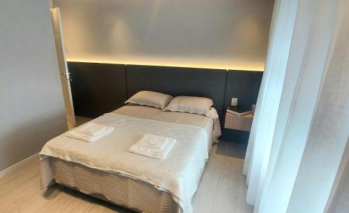 Katil atau katil-katil dalam bilik di Apartamento Metalic com lareira ecológica
