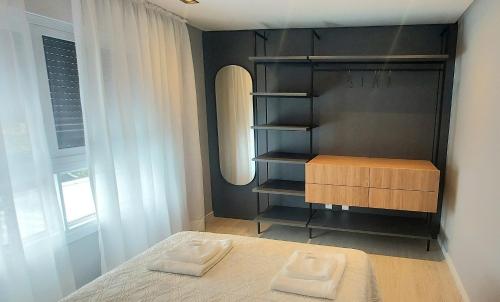 a bedroom with a bed with a mirror and a mirror at Apartamento Metalic com lareira ecológica in Bento Gonçalves