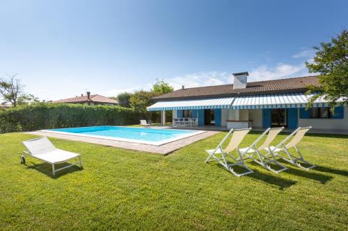 Der Swimmingpool an oder in der Nähe von Albarella Villa