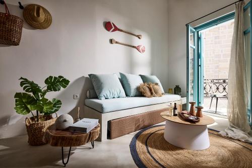 uma sala de estar com um sofá e uma mesa em Syroc Maison em Hermópolis