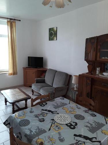 sala de estar con mesa y sofá en L'ecole, en Chuffilly-Roche