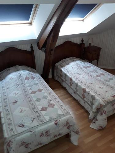 1 Schlafzimmer mit 2 Betten und einem Fenster in der Unterkunft L'ecole in Chuffilly-Roche