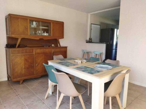 une cuisine avec une table, des chaises et un comptoir dans l'établissement Maison de plein pied, 80m2, 2 ch., jardin clos, à Quiberon