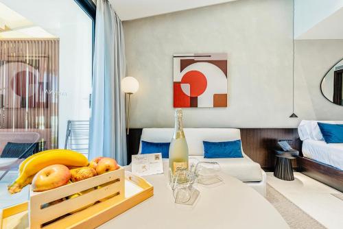 una habitación con una mesa con un bol de fruta en ella en Fahana - Gay Men Only en Playa del Ingles