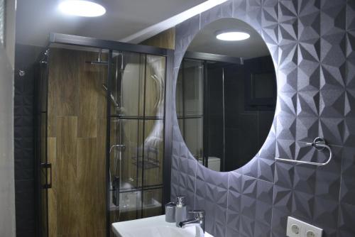 イズミールにあるSea View, Your Home in the Center of Alsancakの洗面台と鏡のあるバスルーム