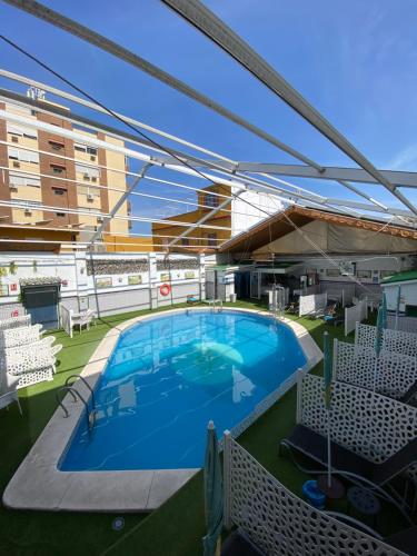 uma grande piscina no topo de um edifício em Hostal Avenida Andalucia em Sevilha