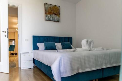 エフォリエ・ノルドにあるMavi Apartamentのベッドルーム1室(大型ベッド1台、青いヘッドボード付)