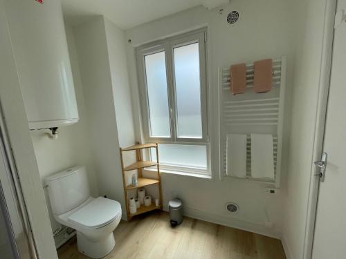 une salle de bain blanche avec toilettes et fenêtre dans l'établissement Les 4 saisons Honfleur - Studio 2, à Honfleur