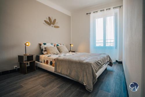 ein Schlafzimmer mit einem großen Bett und einem Fenster in der Unterkunft Superbe Appartement centre ville in Pont-Saint-Esprit