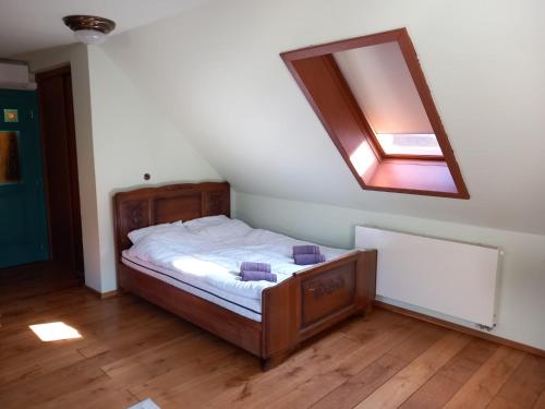 Una cama o camas en una habitación de ROOF APARTMENT ZTRACENA