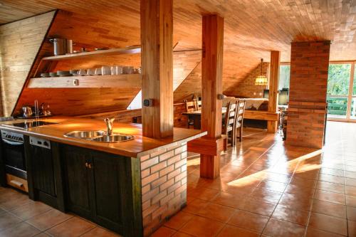 una cucina con lavandino e piano di lavoro di Pommernhof a Ustronie Morskie