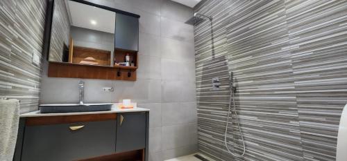 y baño con ducha y lavamanos. en Dar HAKIM piscine privée en Marrakech