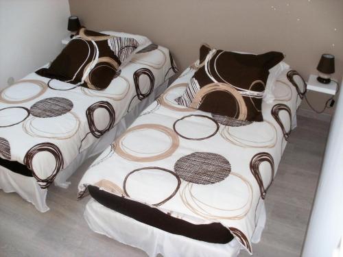 2 Betten in einem Zimmer mit Röcken in der Unterkunft Gite de la buse in Sedan